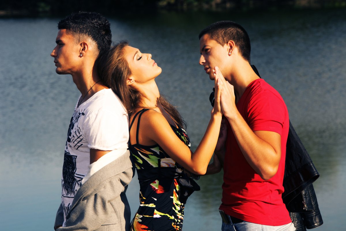 Любовный треугольник 2 парня и девушка