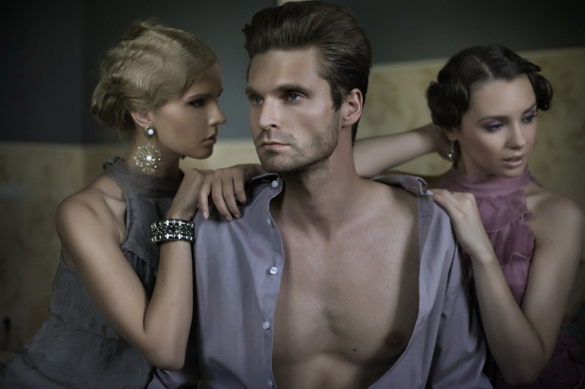 Мужчина и две женщины