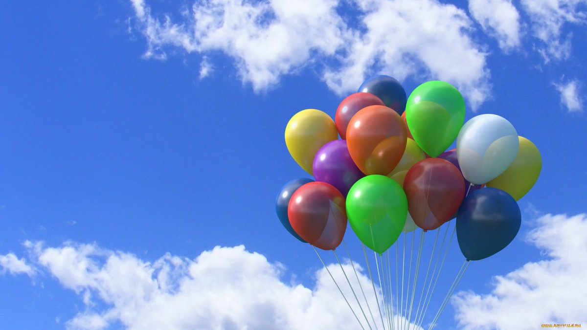 Голубое небо с шариками