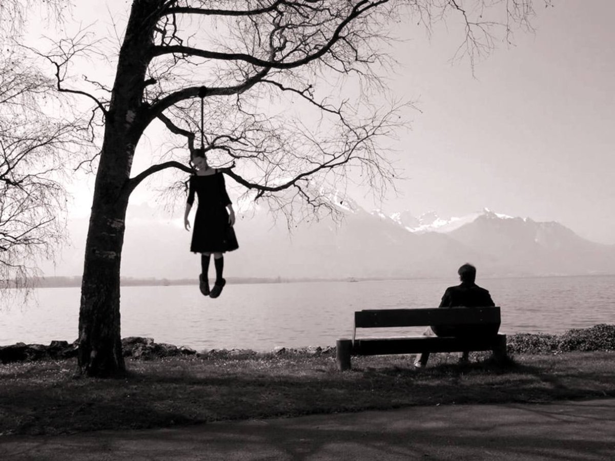 Одинокая девушка на закате