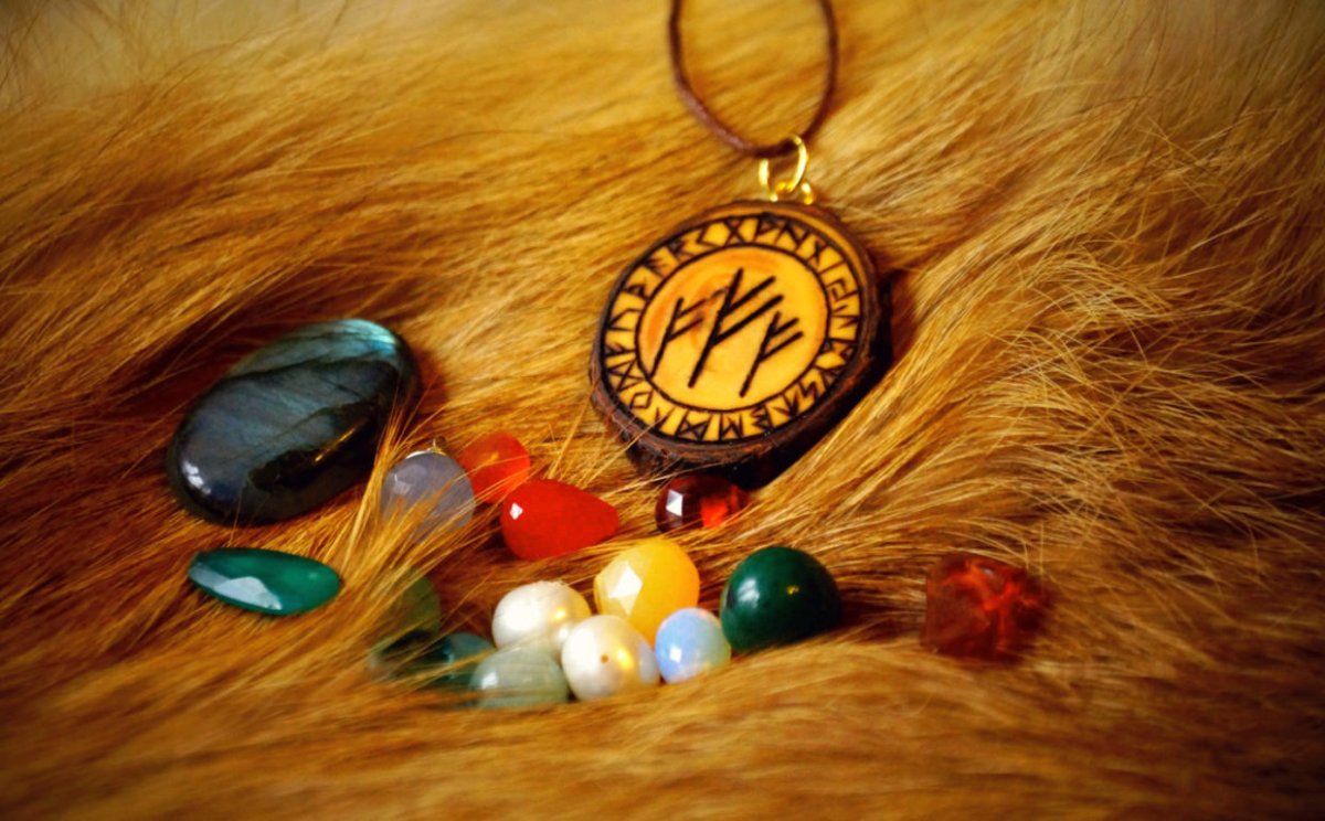 Амулет с руной Феху