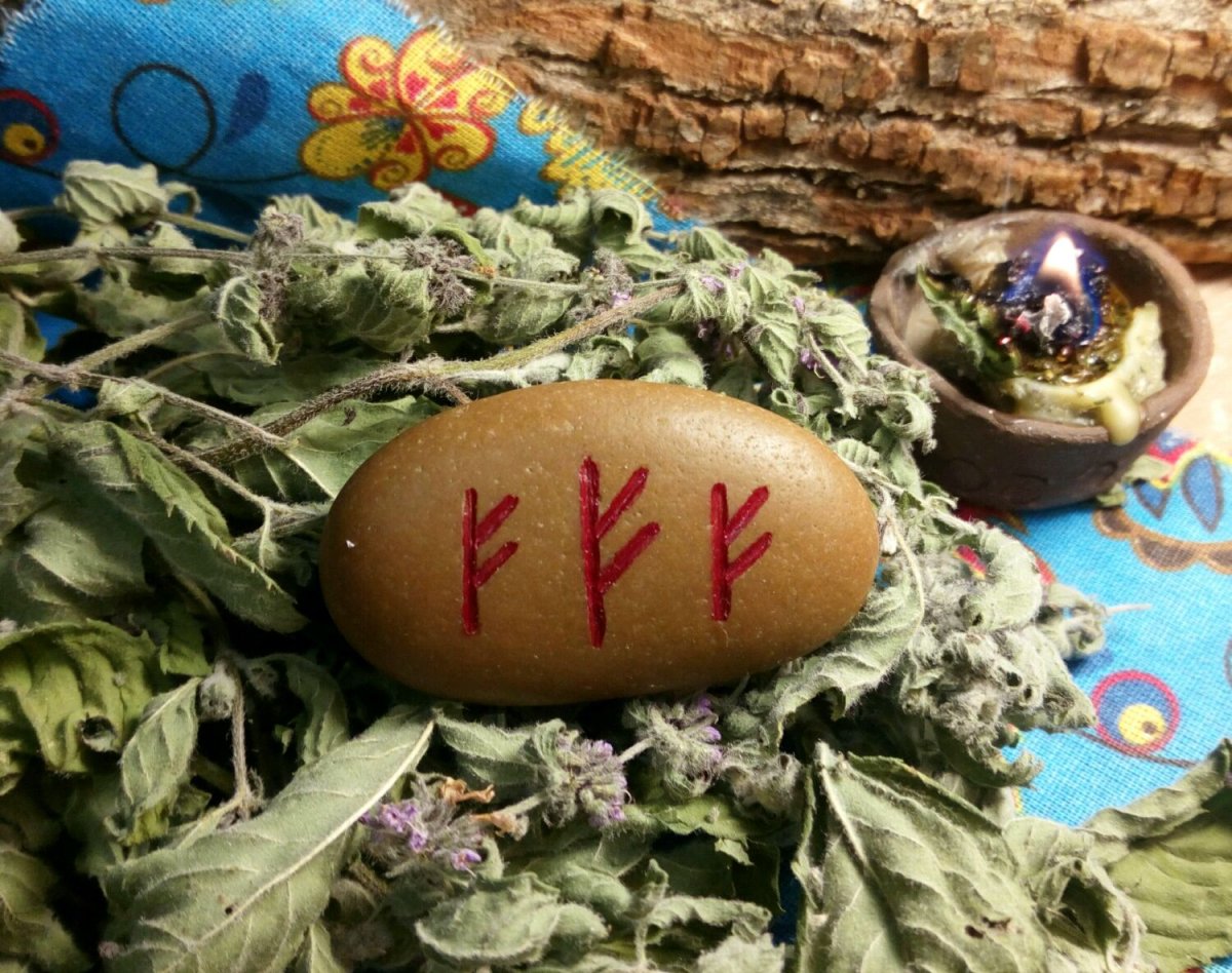 Руна Феху амулет на Камне
