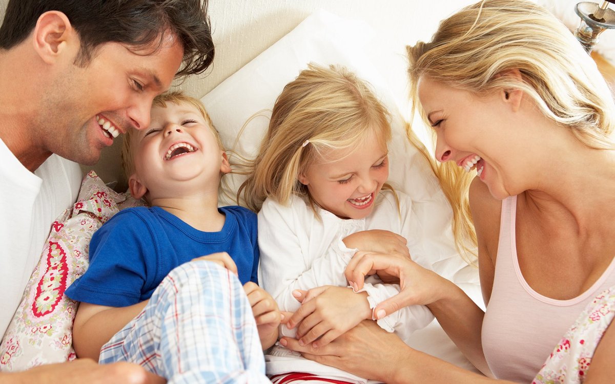 Счастливые дети и родители