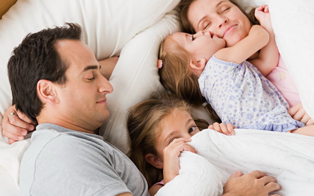 Семья на прозрачном фоне