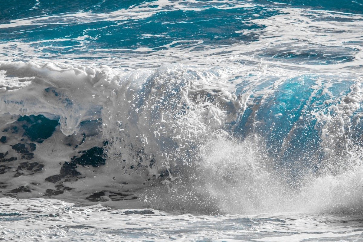 Волны плещутся