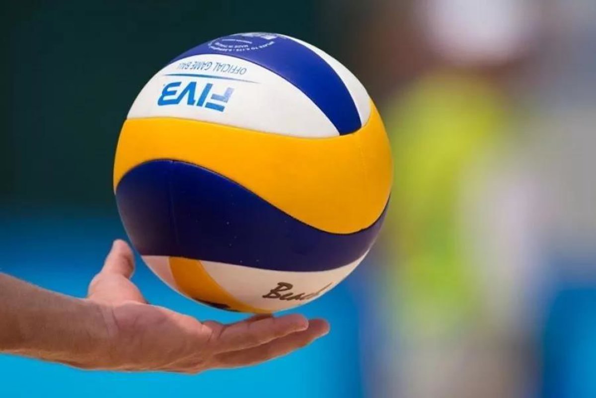 Волейбольный мяч в руках