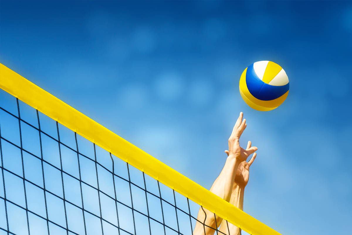 Волейбольный мяч над сеткой
