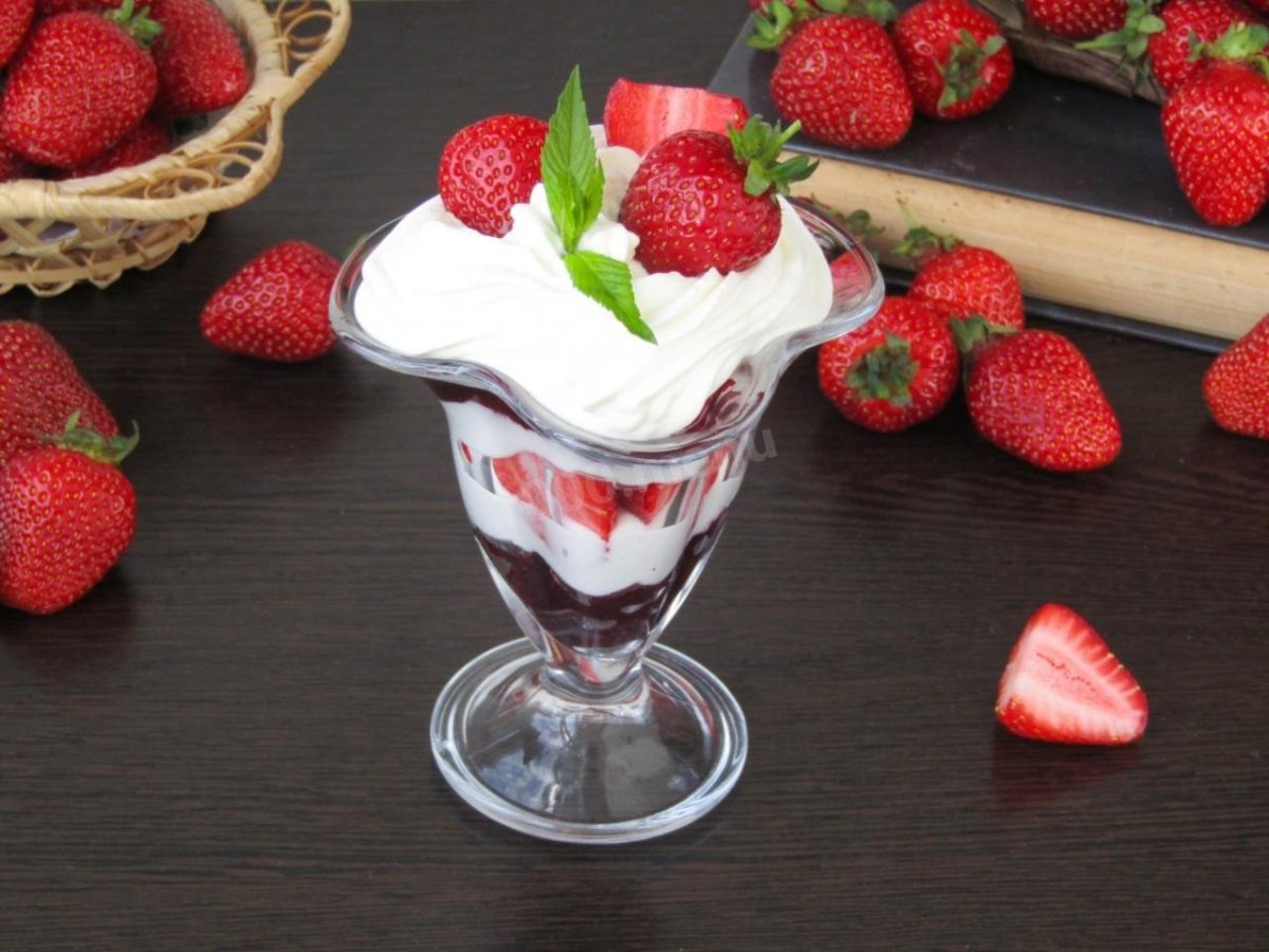 Красивый десерт с фруктами