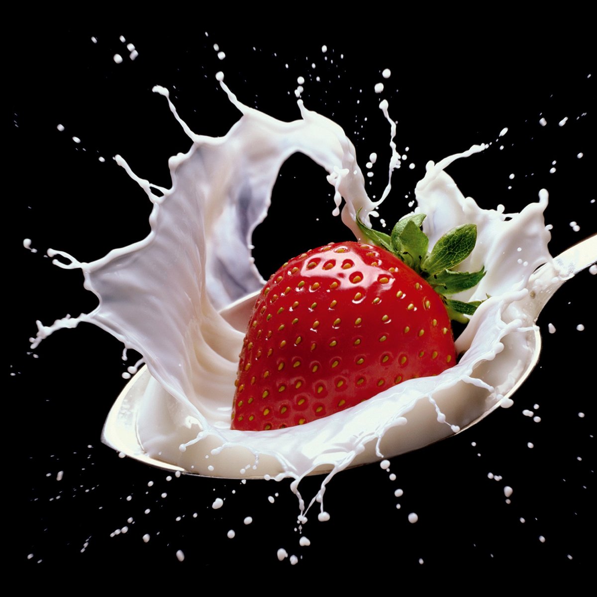 Клубника со сливками на белом фоне