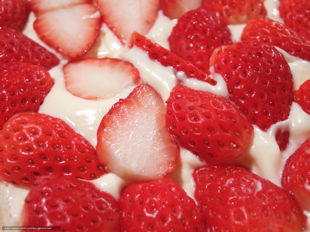 Взбитые сливки с клубникой