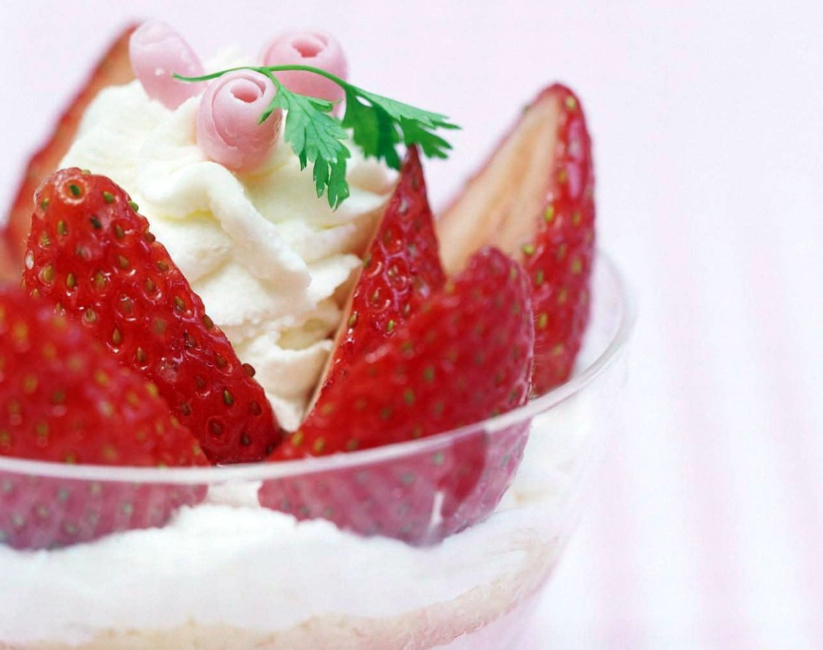 Взбитые сливки с ягодами