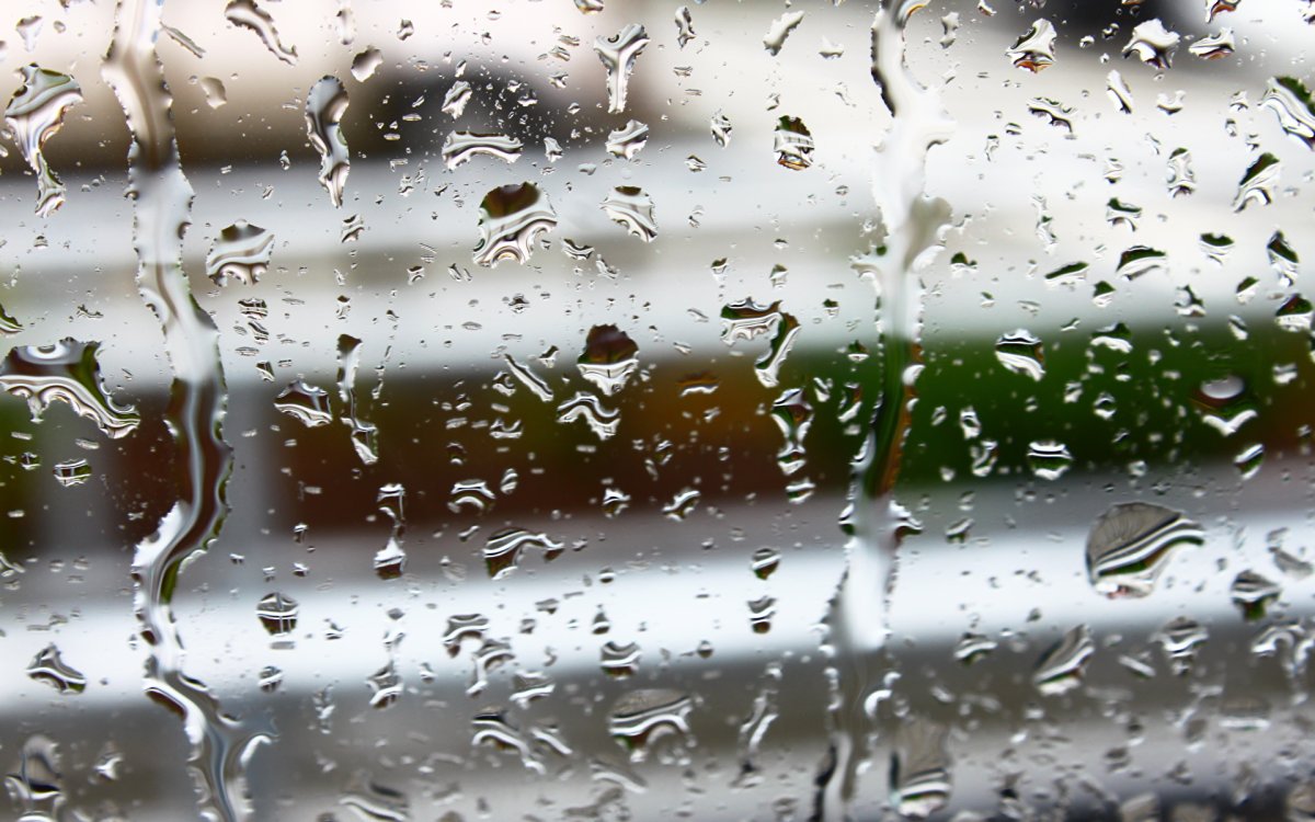 Капли на стекле