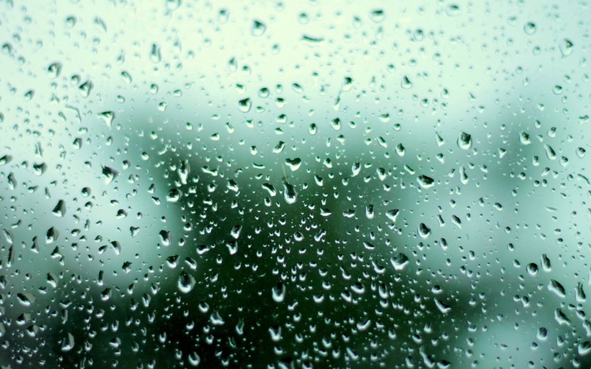 Капли дождя на стекле