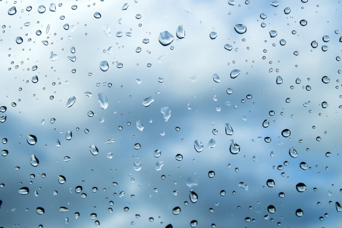 Капли дождя на стекле