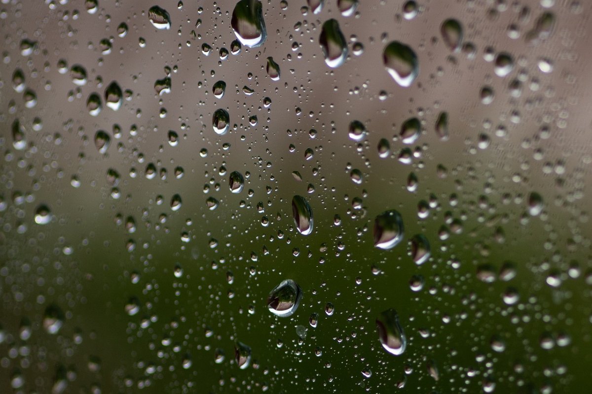 Капли дождя на стекле
