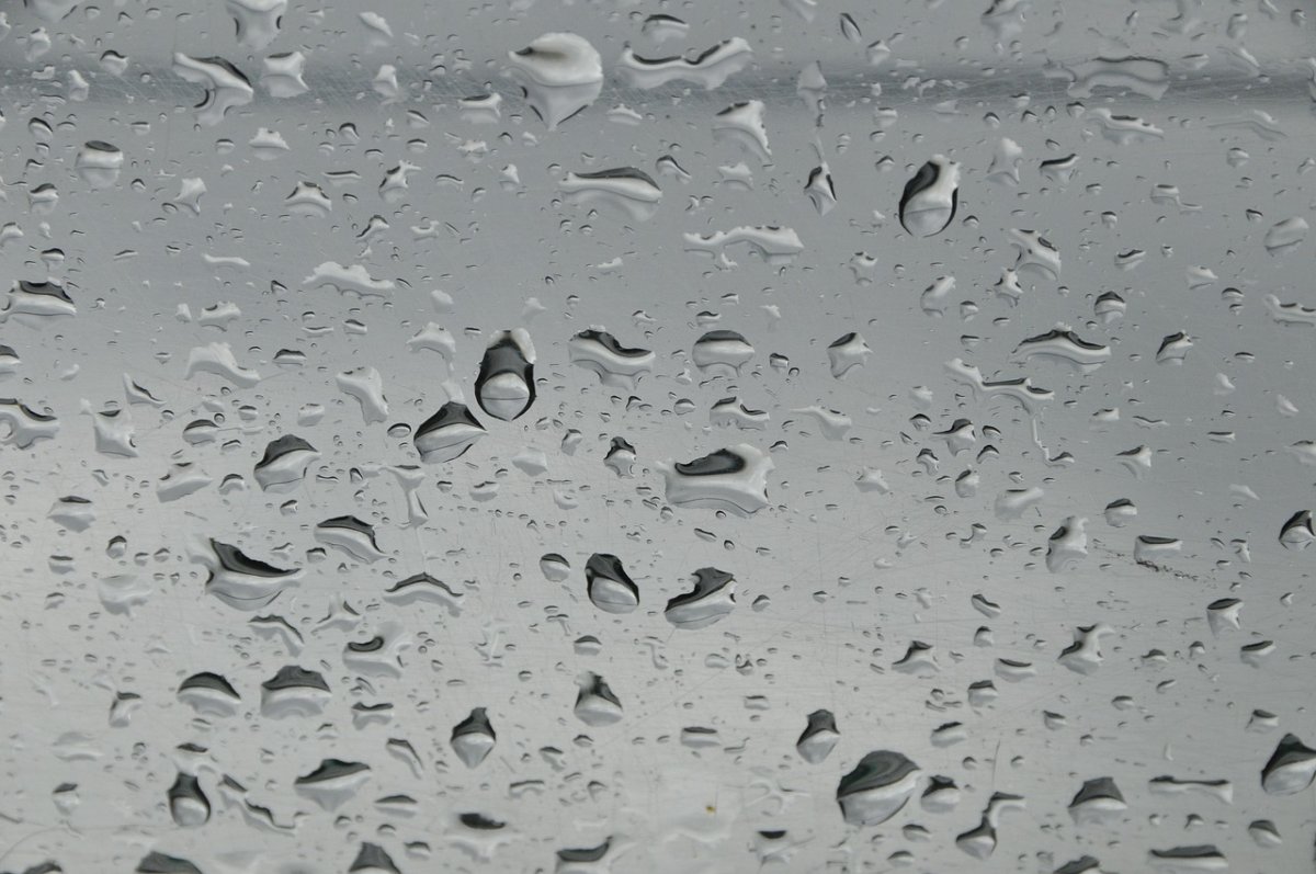 Маленькие капли на стекле