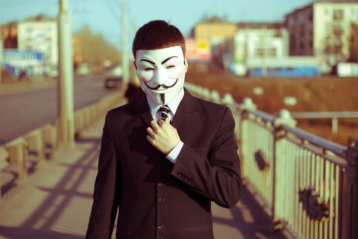 Парень в маске Анонимуса