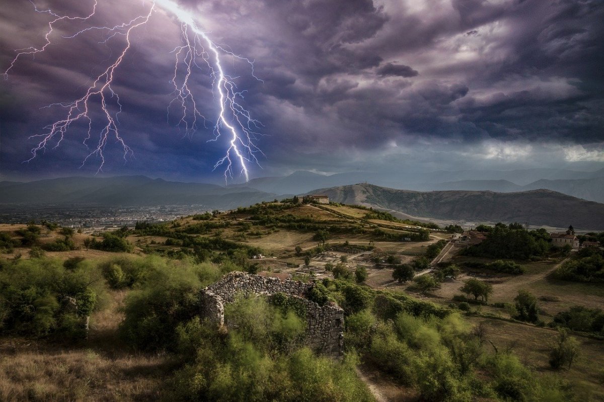 Thunder mountain. Гроза в горах. Молния в горах. Гром и молния. Гром и молния в горах.