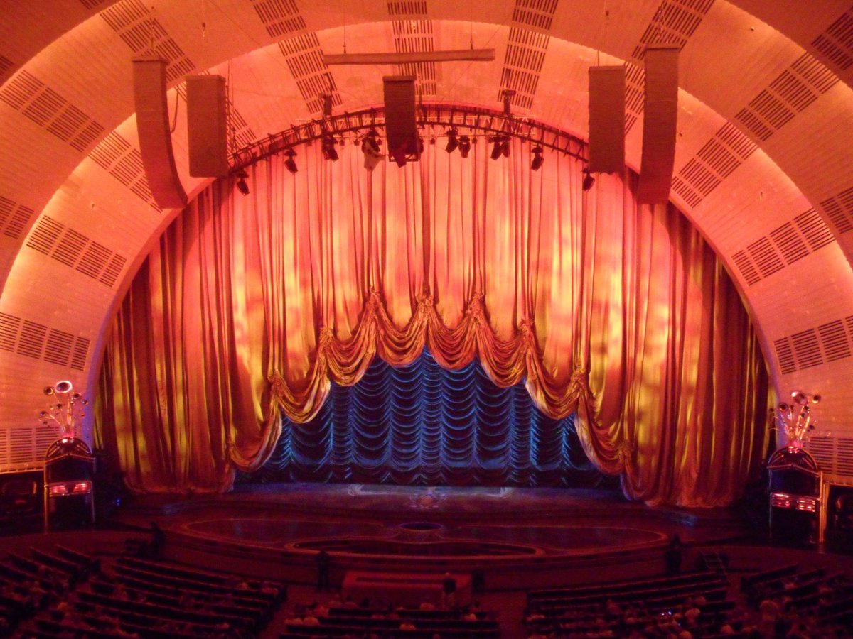 Радио-Сити-Мьюзик-Холл сцена