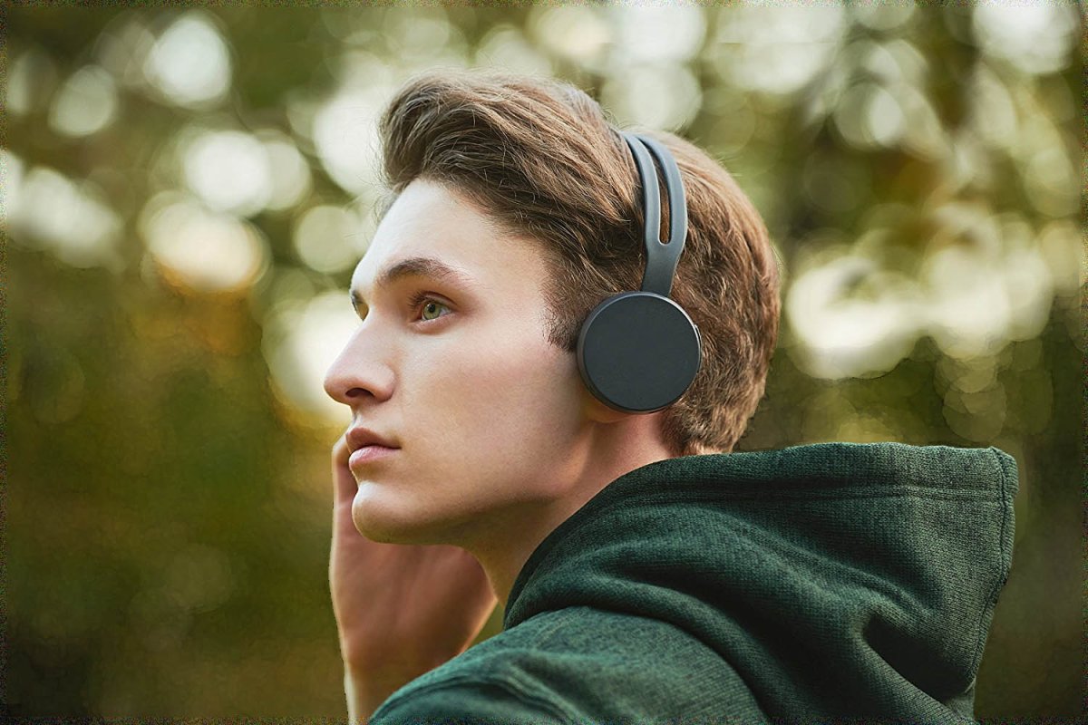 Девушка в наушниках