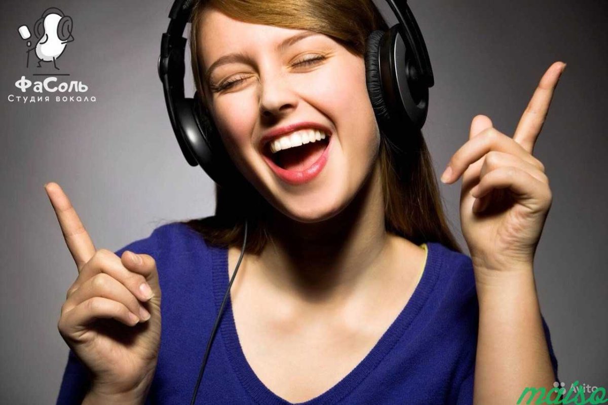 Человек с проводными наушниками