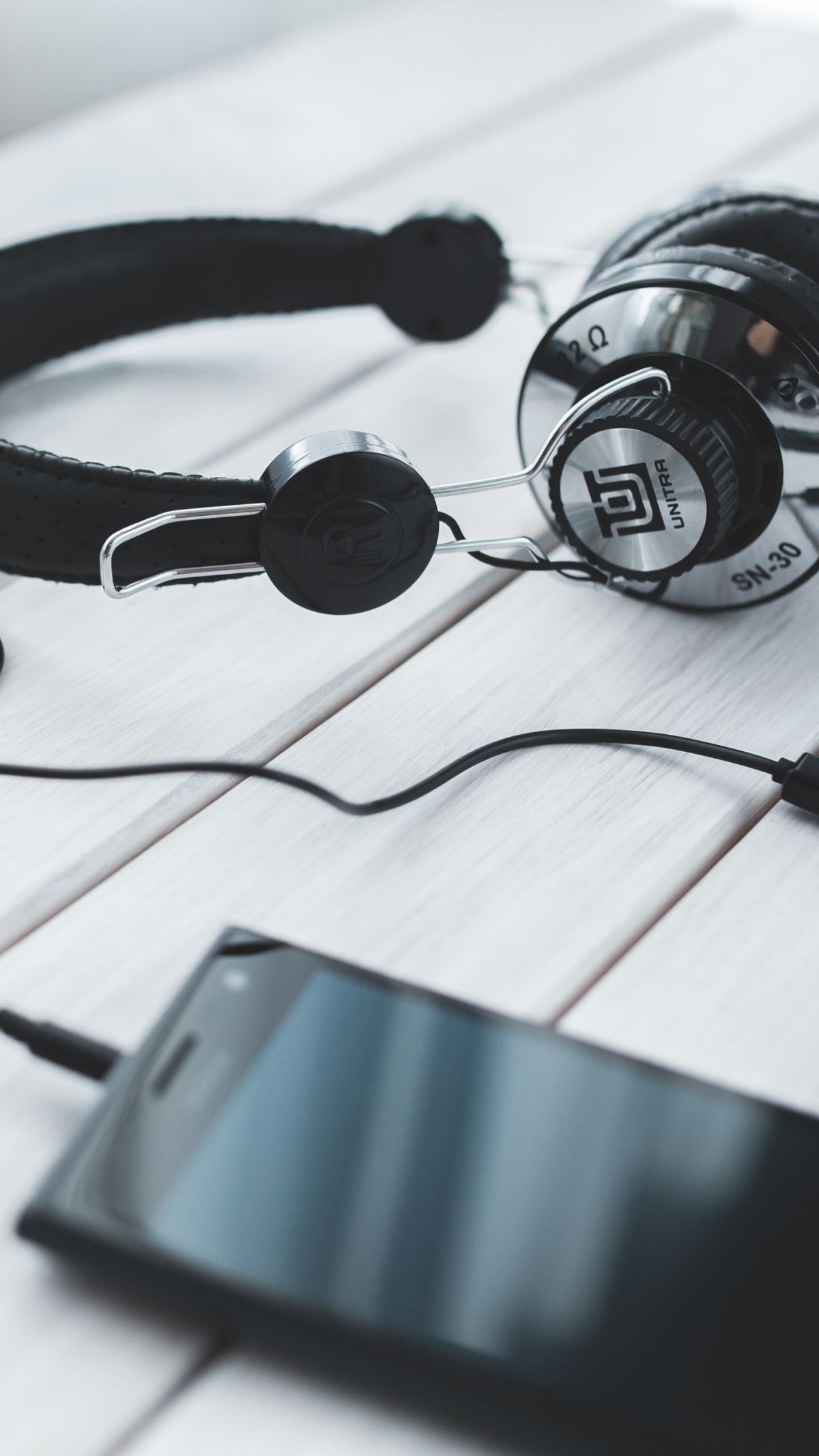 Девушка в наушниках