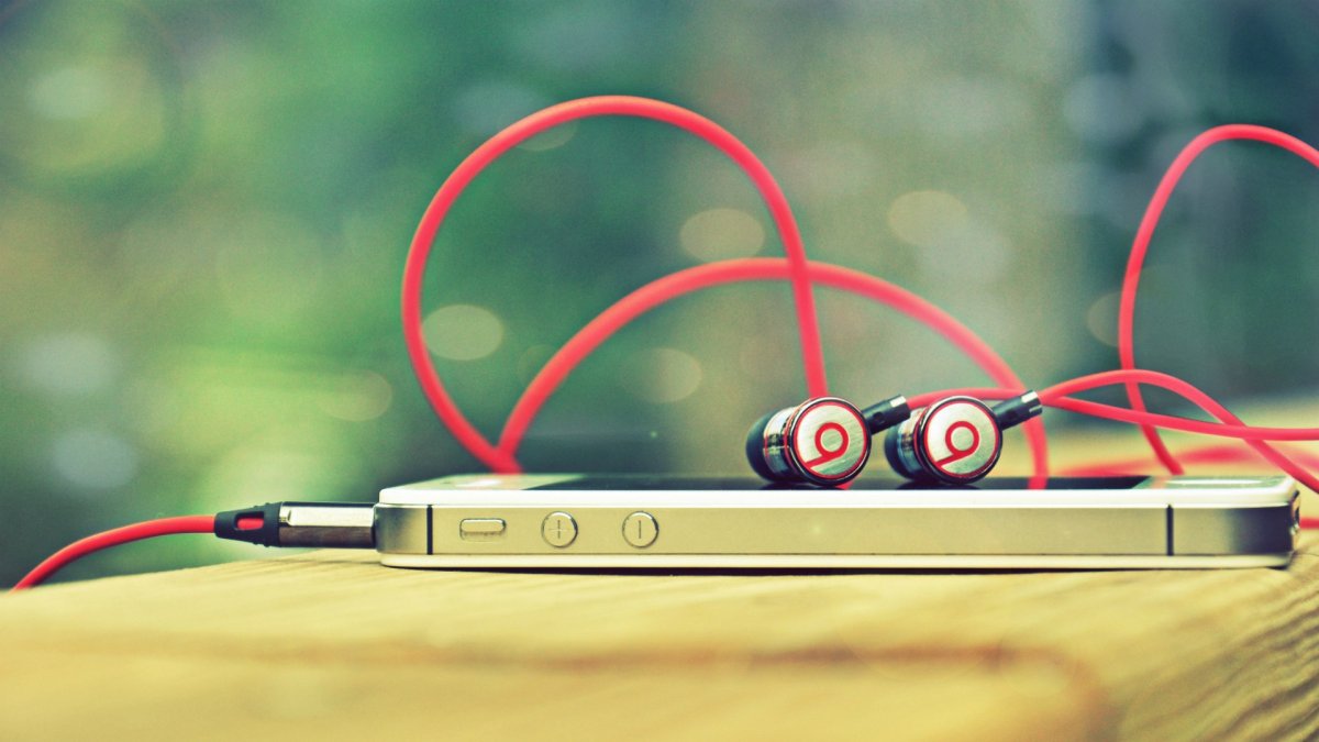 Наушники на темном фоне