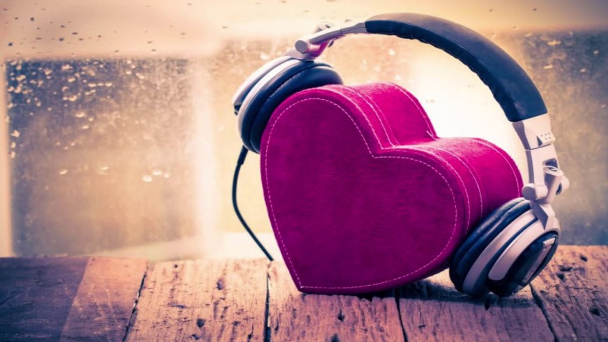 Красивая девушка в наушниках