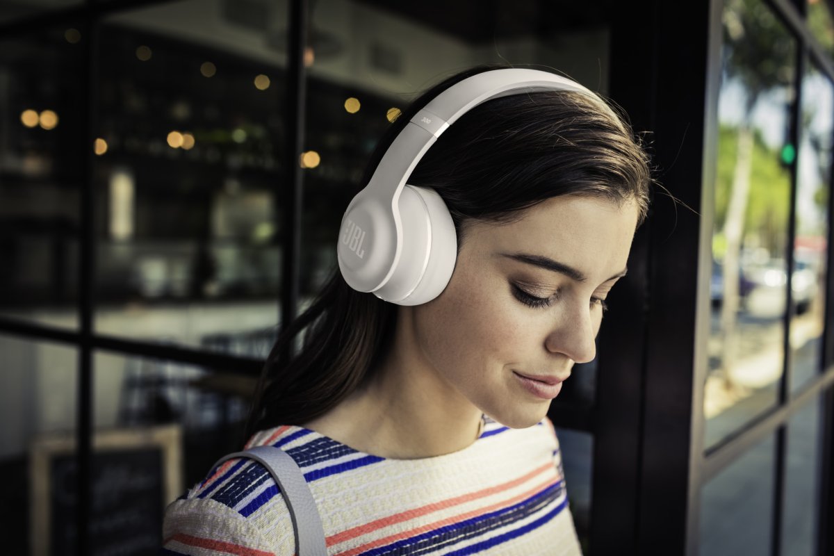 Наушники в руках