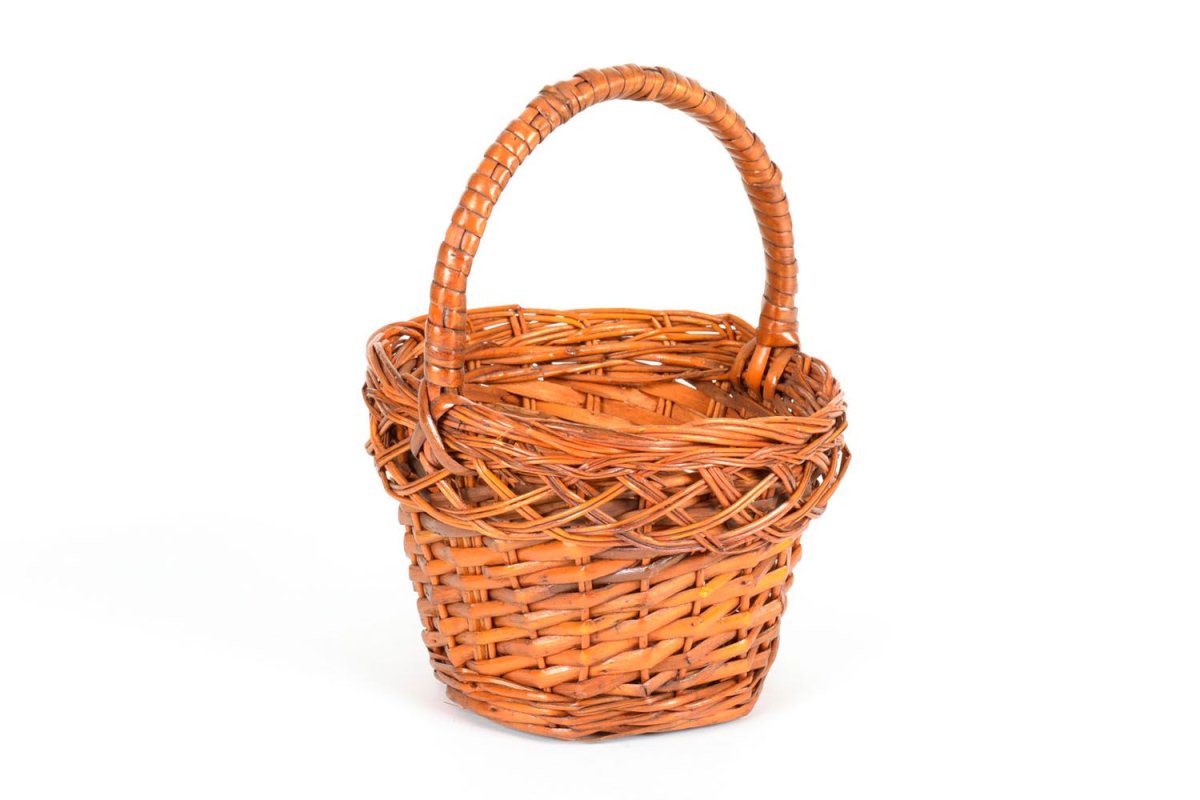 Корзина плетеная на белом фоне