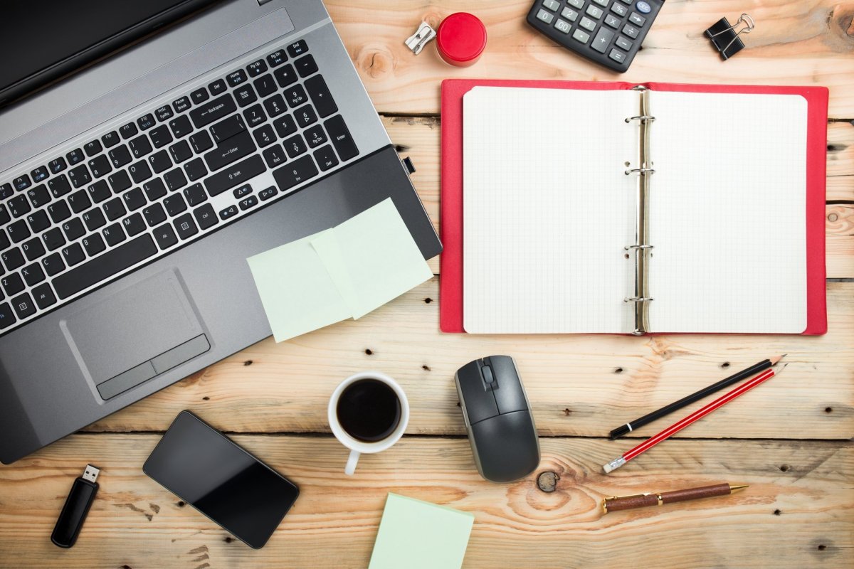 Ноутбук на столе вид сверху