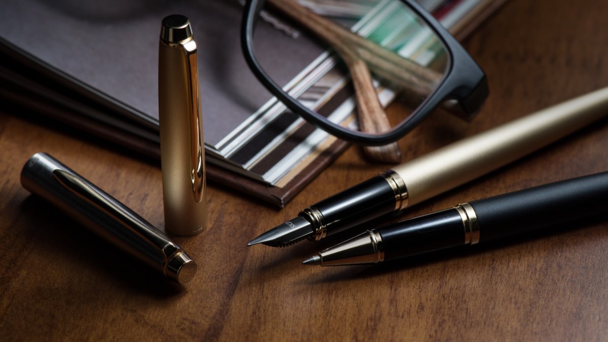 Ручка на столе