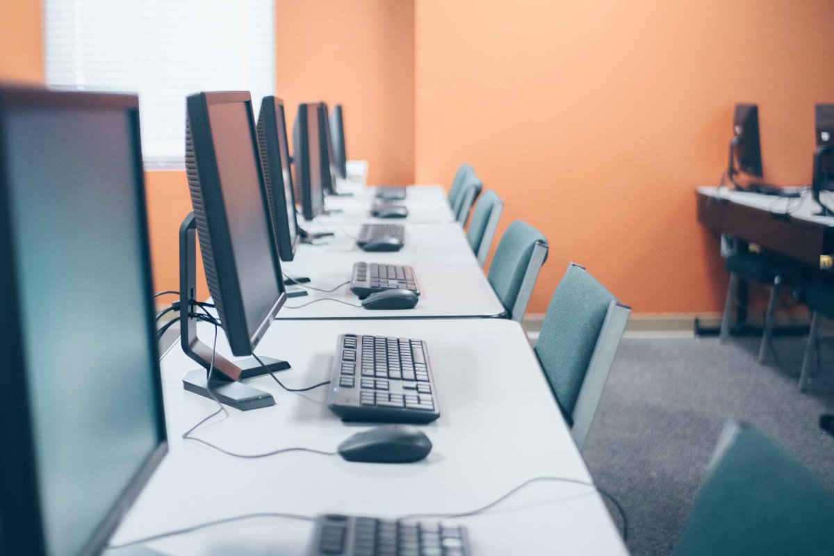 Современный офис с компьютерами