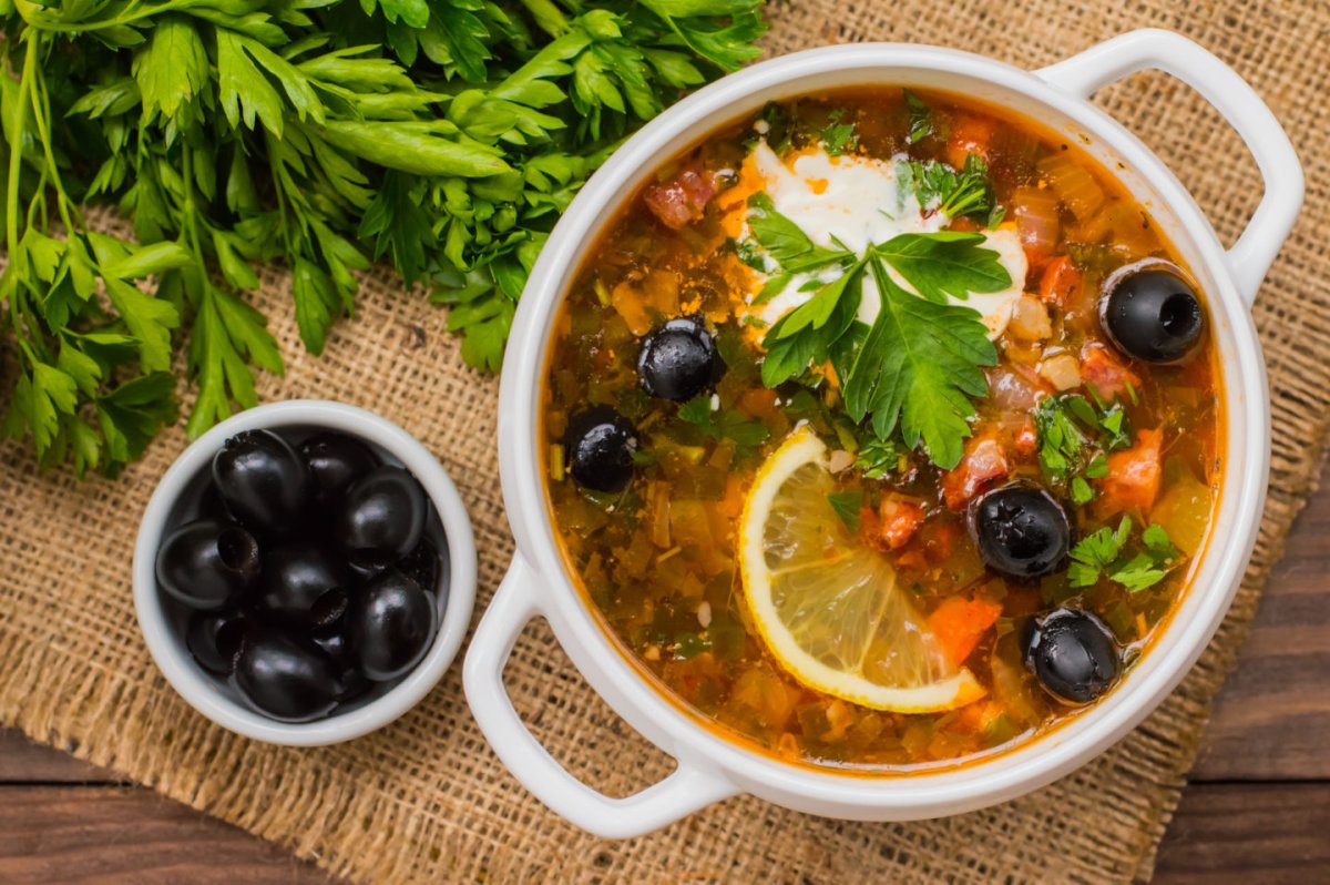 Сборная солянка с маслинами и оливками