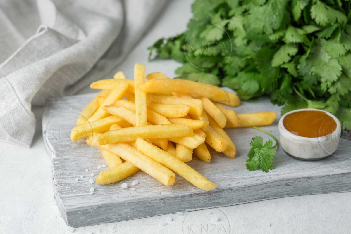 Картофель фри на черном фоне