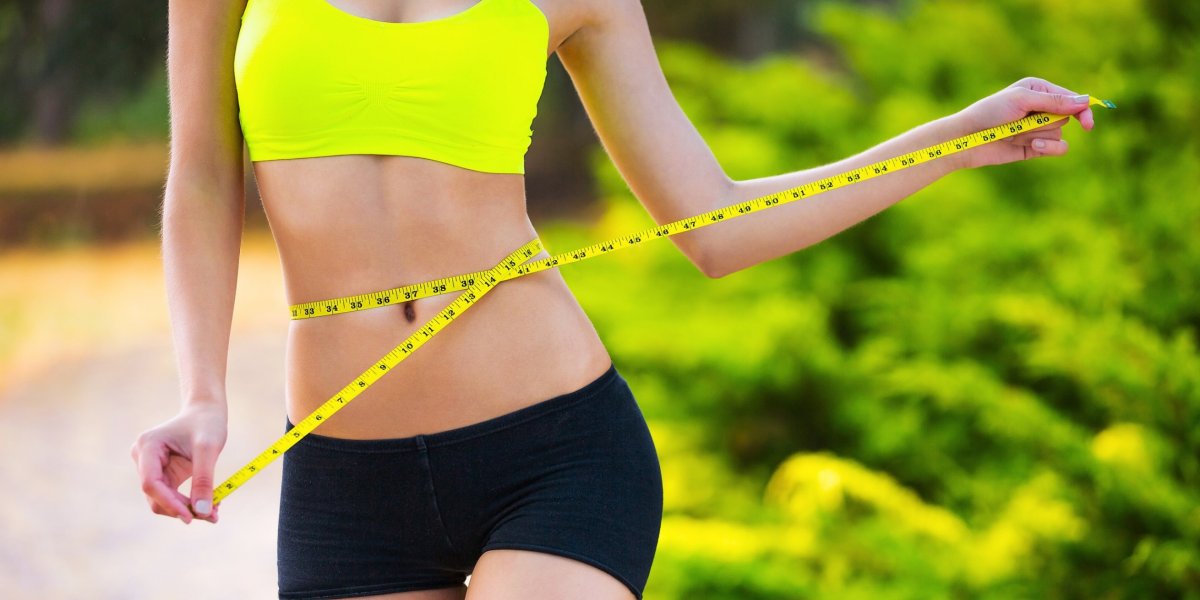 Девушка с сантиметром