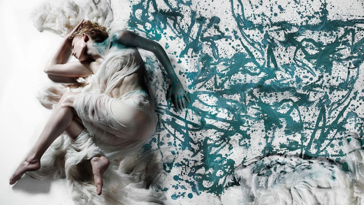 Девушка в белой краске