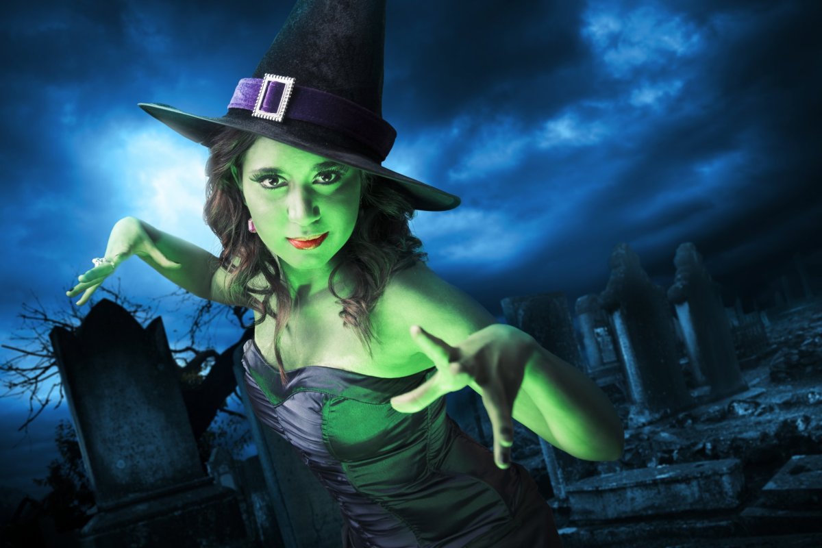 Девушка ведьма