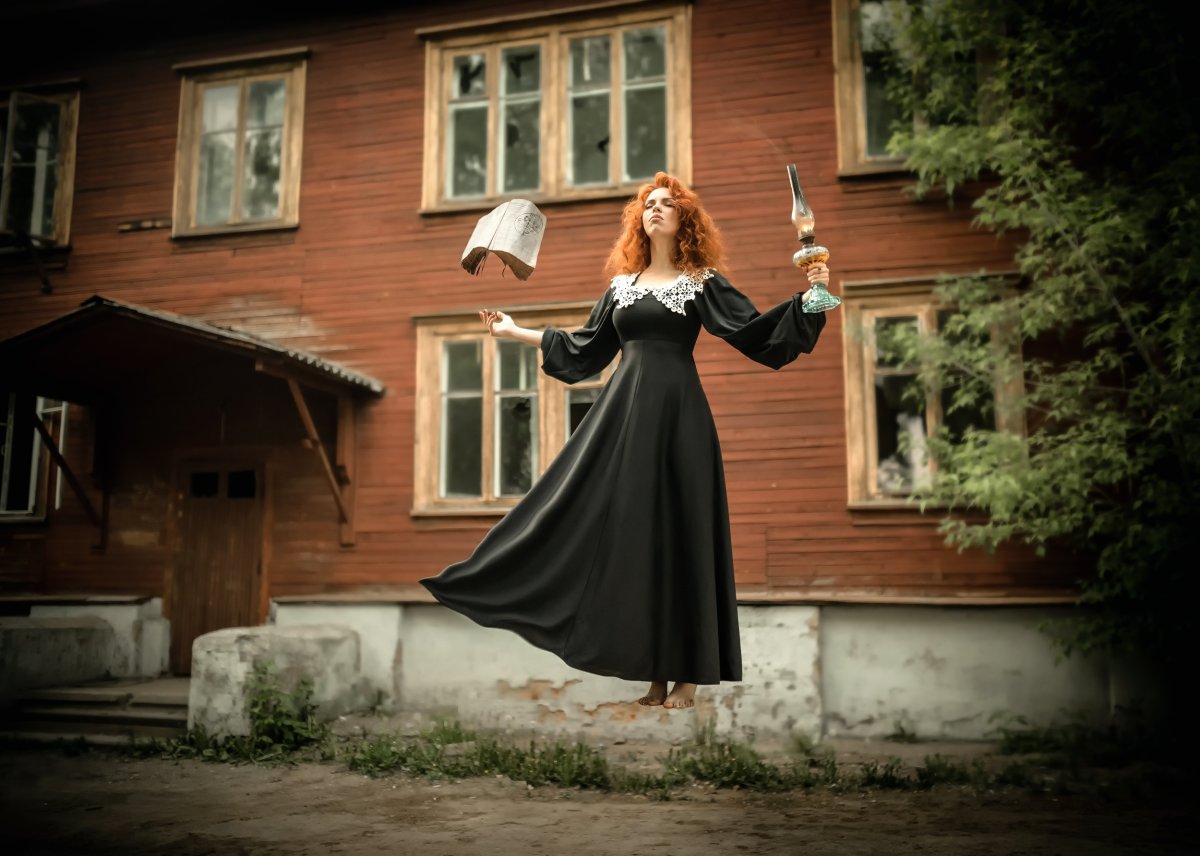 Рыжая девушка ведьма