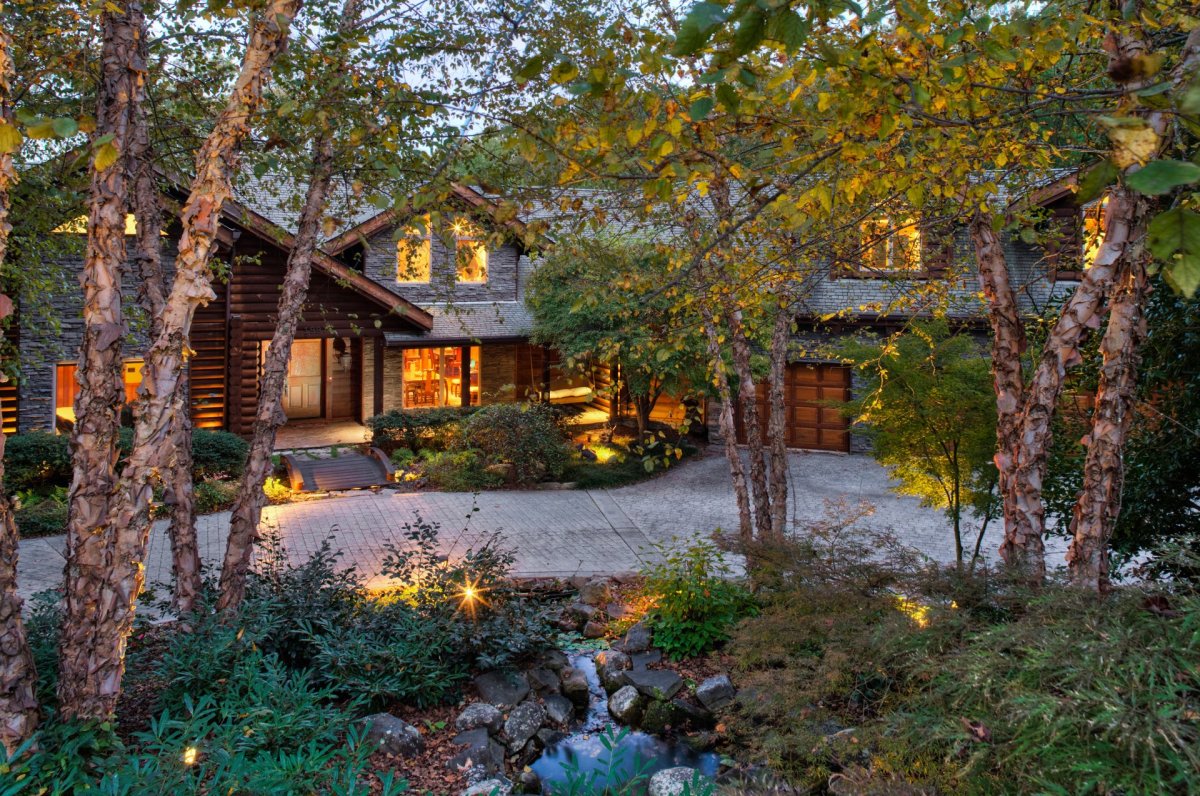 Деревянный дом в лесу