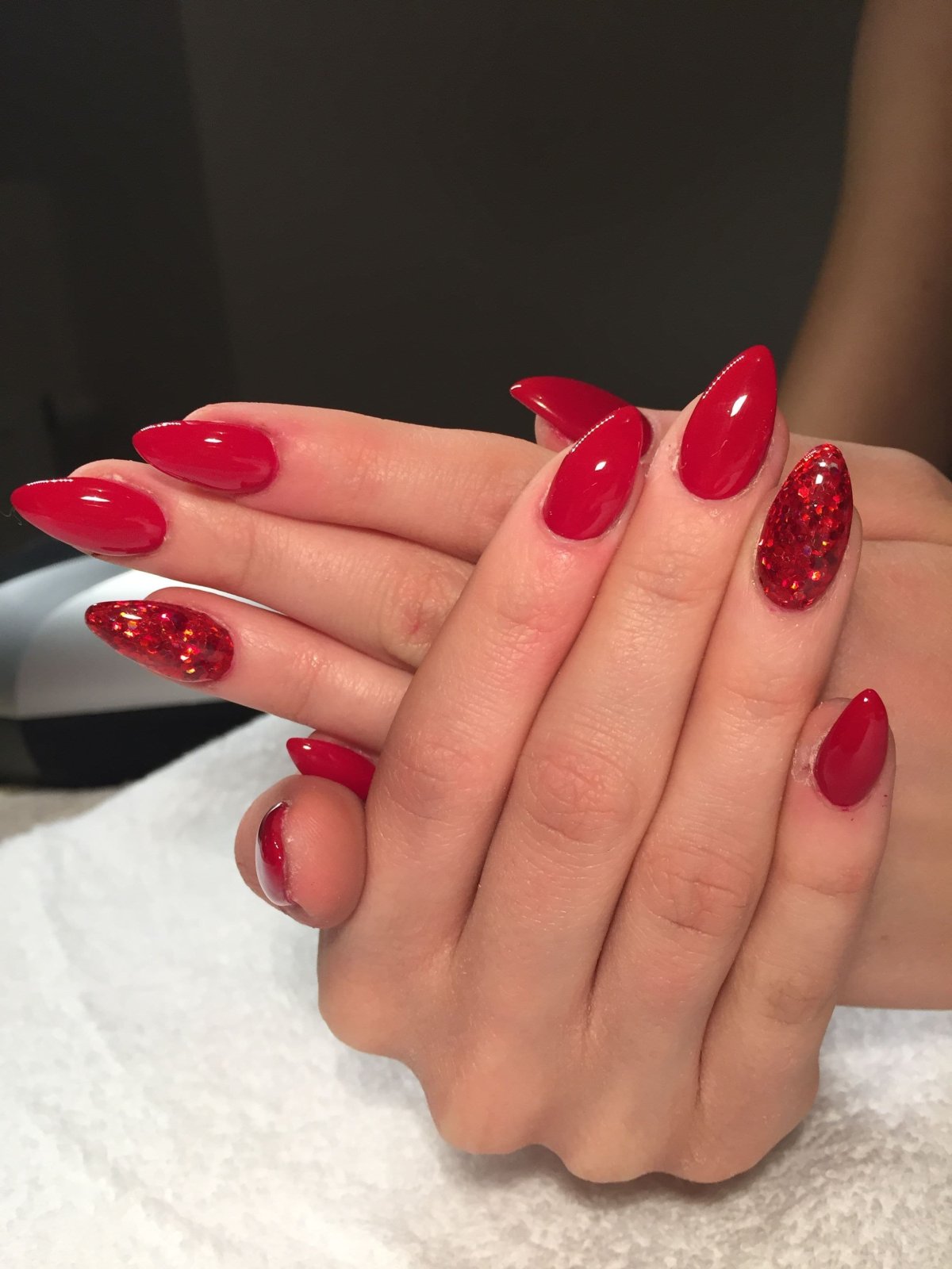 Нарощенные ногти красные