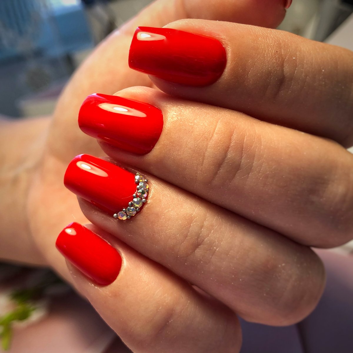 Маникюр красный с черным