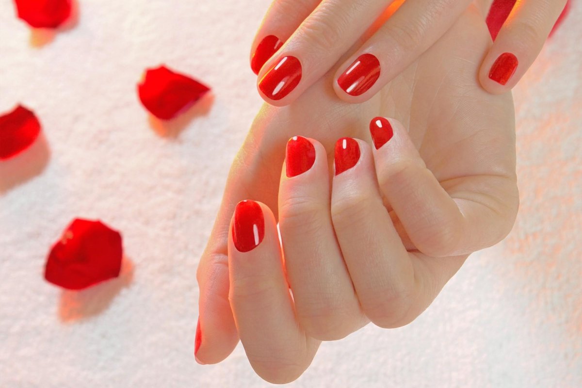 Красный маникюр со стразами