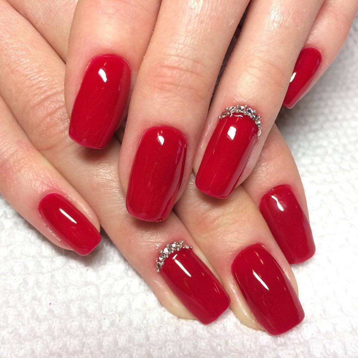 Модные красные ногти