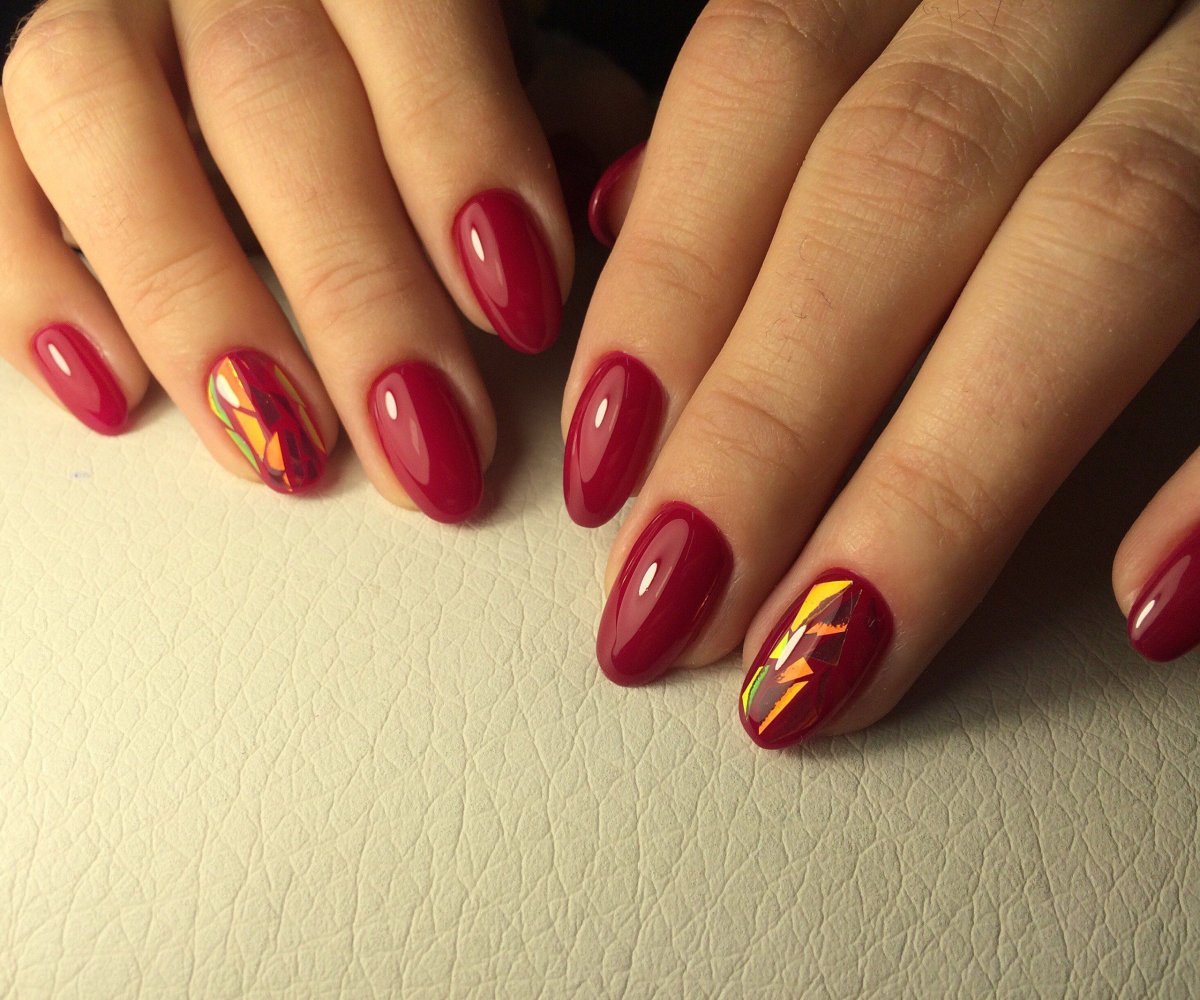 Красный маникюр