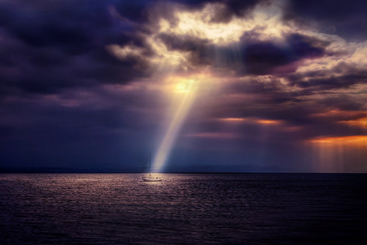 Солнце сквозь тучи