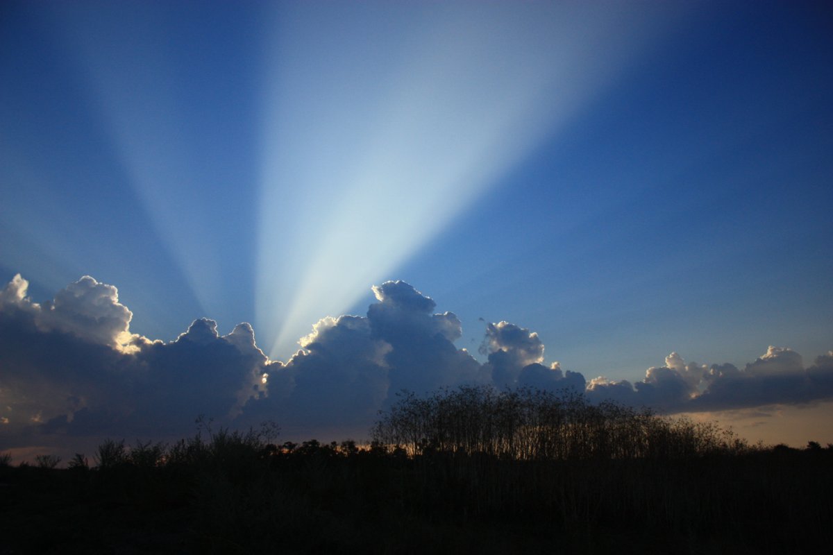 Солнечные лучи сквозь тучи