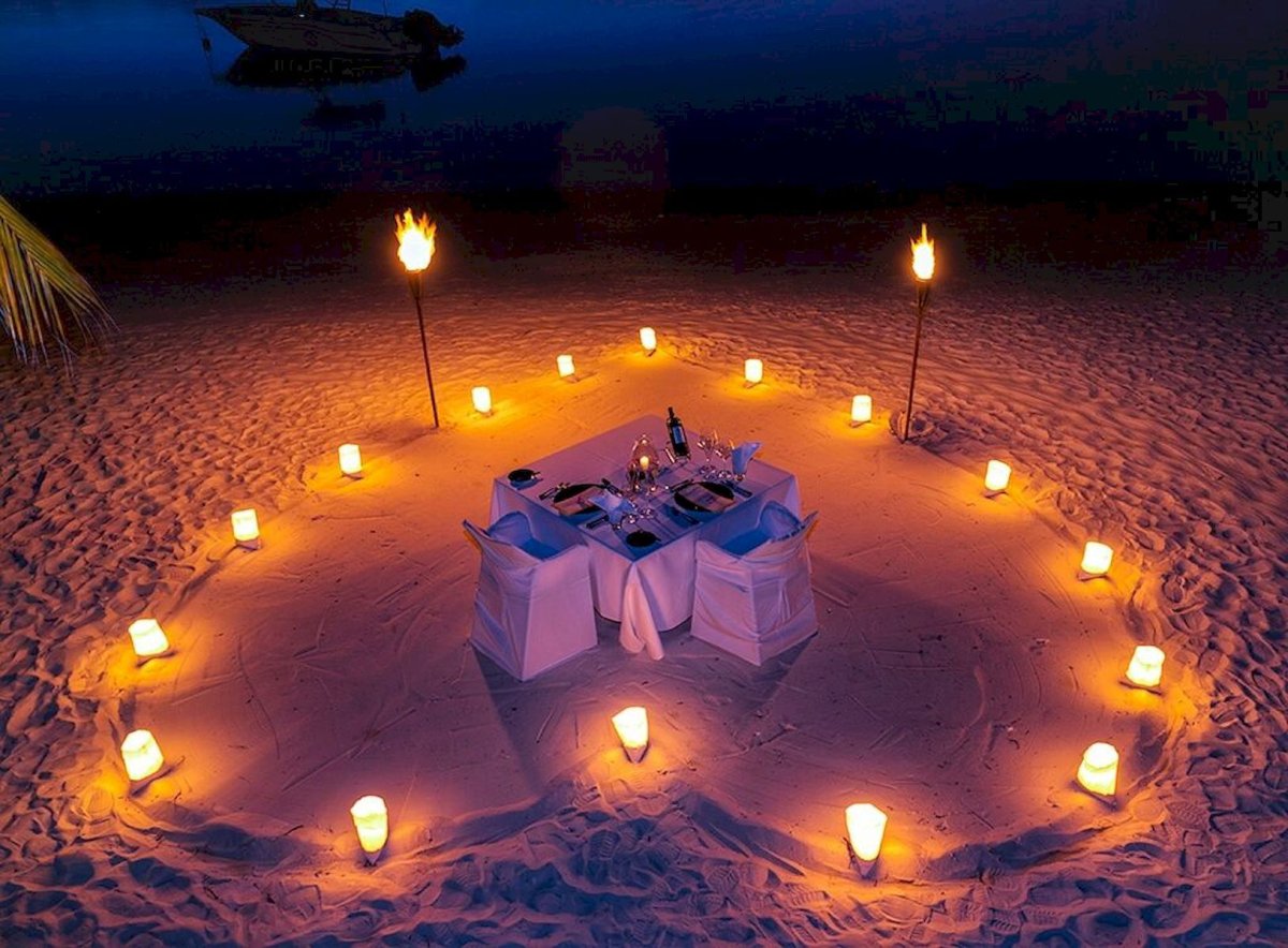 Мужчина и женщина на берегу