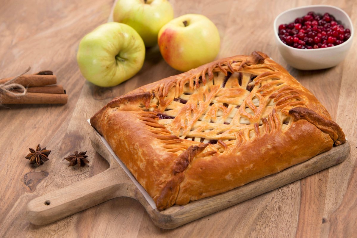 Пирог с брусникой и яблоками из дрожжевого теста