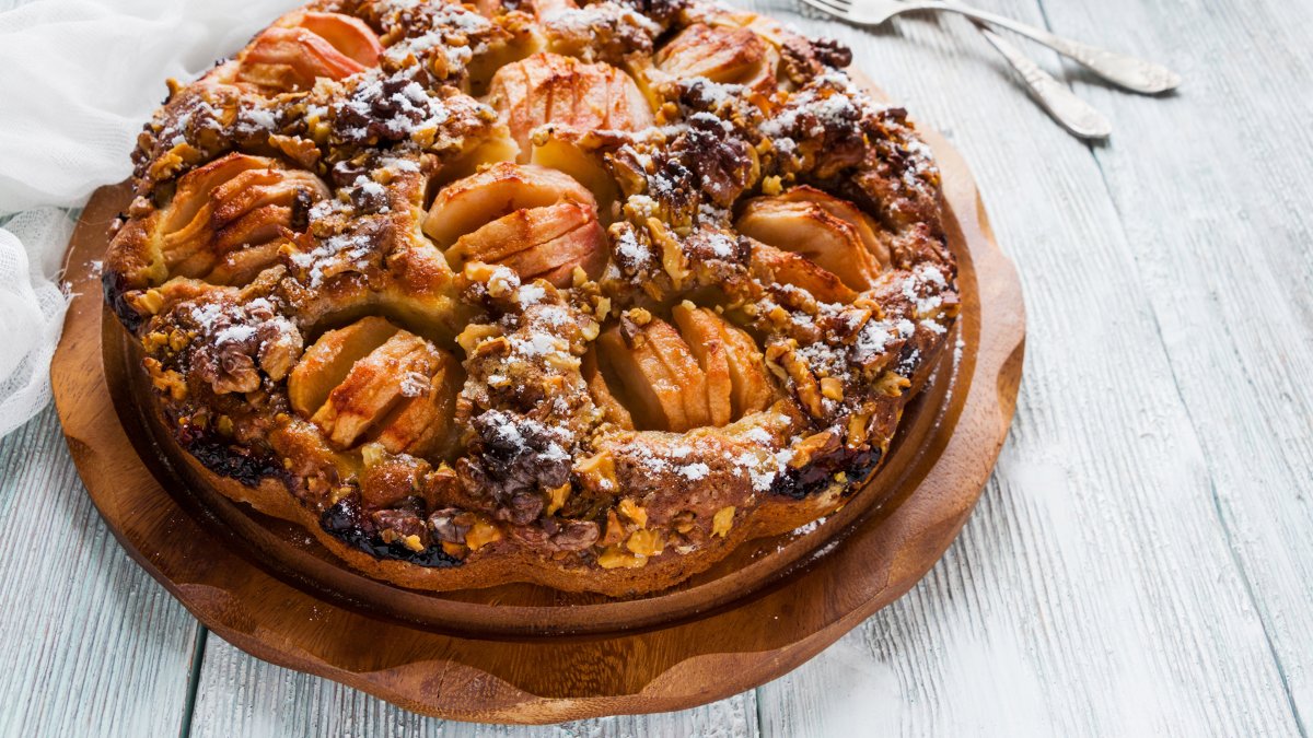 Яблочный пирог с орехами